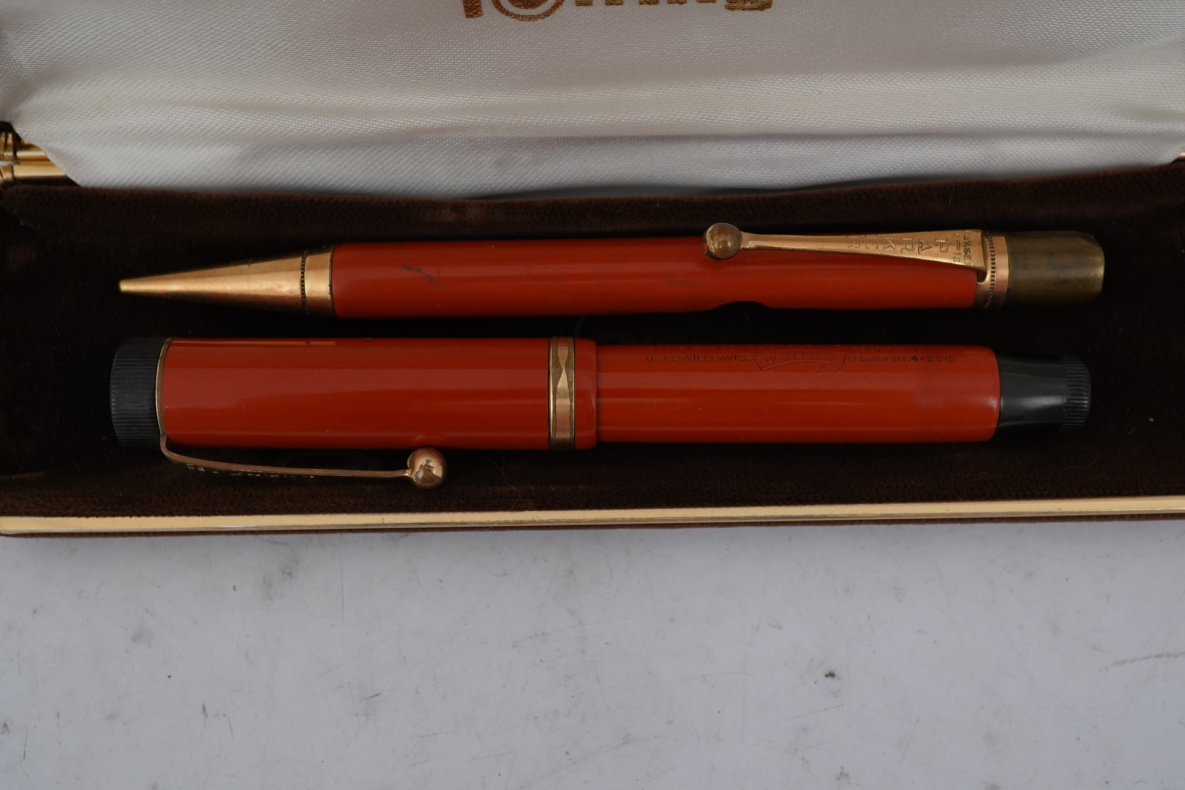 A Parker Duofold Lucky Curve fountain pen, and matching propelling pencil. Condition - poor